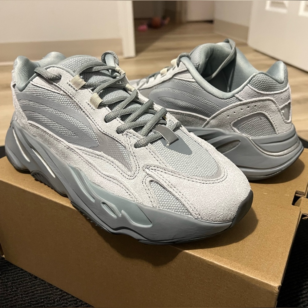 Yeezy Boost 700 V2 size 10